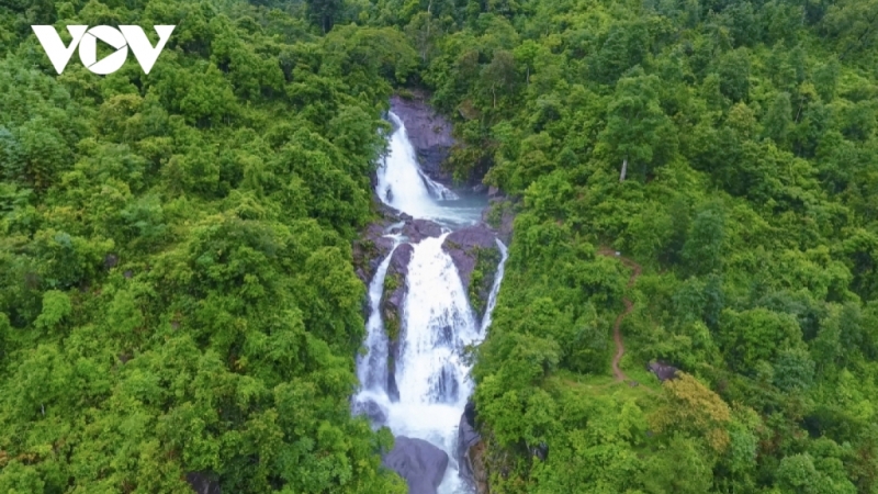 Thác Khe Vằn là điểm đến không thể bỏ qua khi du khách đến với huyện biên giới Bình Liêu. Đây là thác nước lớn và đẹp bậc nhất tại Quảng Ninh.