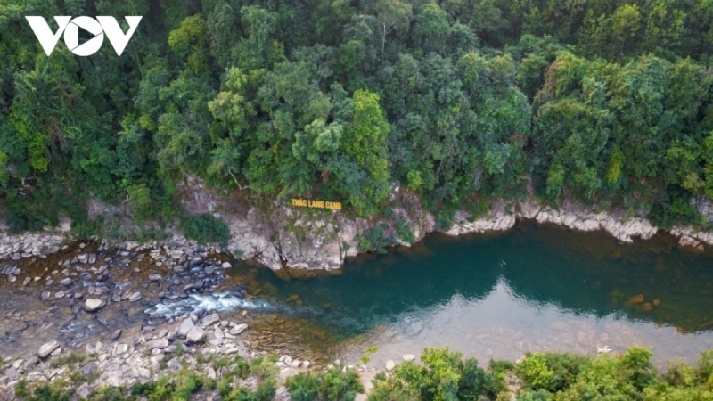 Ít nổi danh hơn nhưng cũng không kém phần ấn tượng là thác Lang Cang, xã Đồn Đạc, huyện Ba Chẽ. Thác nằm giữa vùng rừng núi nguyên sơ cách trung tâm huyện khoảng 8km.