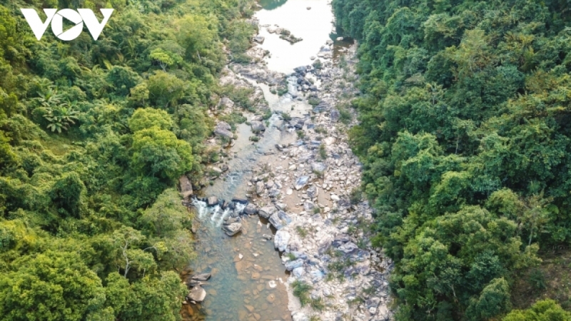Điểm độc đáo của Lang Cang là độ thoải của thác. Lang Cang không kỳ vĩ mà chậm rãi rì rào suốt 200m thác chính và gần 2km vùng hồ đệm.