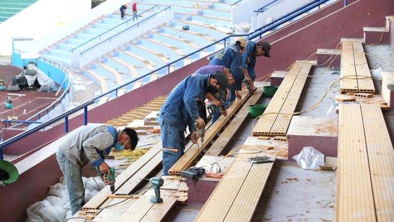 Ngay trước SEA Games 31, sân Việt Trì đã được phủ lớp sơn mới. Các công nhân cũng đang tiến hành lắp ghế ngồi tại các khán đài.