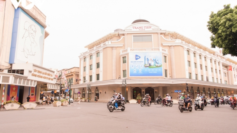 Để cảm nhận mùa thu một cách rõ rệt nhất ở Hà Nội, có lẽ du khách nên bắt đầu từ con phố Tràng Tiền và đi một vòng xung quanh hồ Hoàn Kiếm.