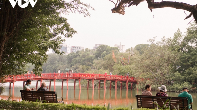 Những ngày cuối thu, du khách dễ dàng tìm được khung cảnh yên bình, lãng mạn ngay giữa Hà Nội ồn ào, náo nhiệt.
