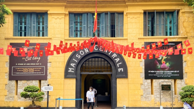 Di tích lịch sử Nhà tù Hỏa Lò gần đây trở thành điểm đến thu hút du khách nhờ các trưng bày và tour trải nghiệm mới mẻ, hấp dẫn.
