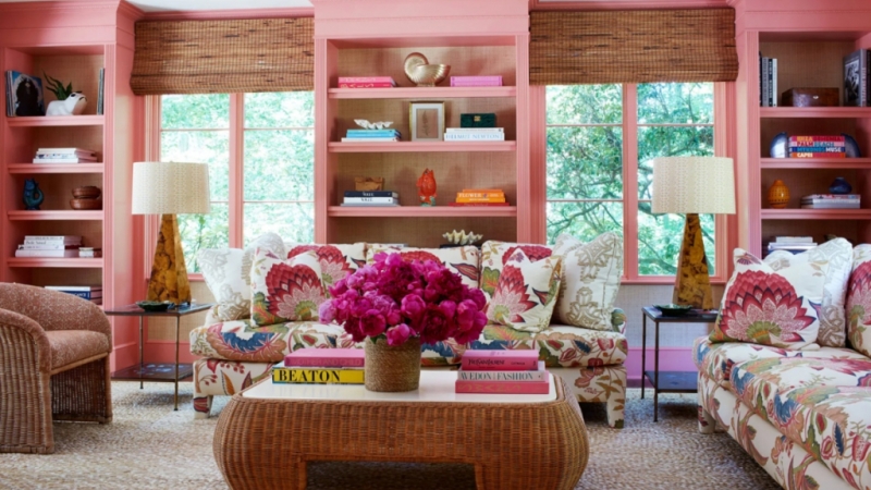 Những sắc độ của màu hồng mang lại nét đẹp nữ tính cho phòng khách.