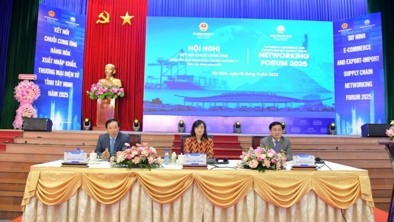 Thứ trưởng Bộ Công Thương Phan Thị Thắng, Bí thư Tỉnh ủy Nguyễn Văn Quyết và Phó Bí thư Tỉnh ủy, Chủ tịch UBND tỉnh Nguyễn Văn Út chủ trì hội nghị