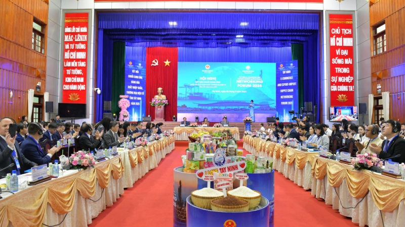 Hội nghị có sự tham dự của gần 600 đại biểu, bao gồm các cơ quan thuộc Bộ Công Thương, các cơ quan ngoại giao, sở, ngành tỉnh Tây Ninh, hiệp hội doanh nghiệp nước ngoài, tập đoàn phân phối lớn xuyên quốc gia như Central Retail, Aeon, Walmart, Lulu, Amazon, Coppel, Alibaba,…
