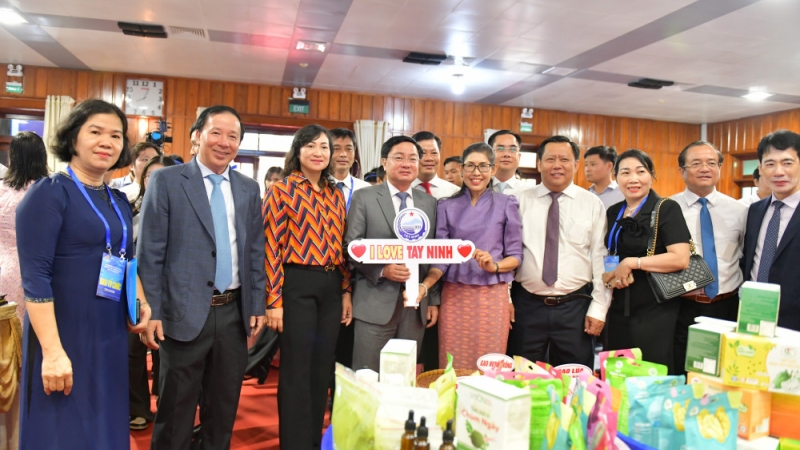 Thứ trưởng Bộ Công thương Phan Thị Thắng (thứ 3 từ trái qua), Đại sứ đặc mệnh toàn quyền Vương quốc Thái Lan Urawadee Sriphiromya và lãnh đạo tỉnh Tây Ninh tham quan khu trưng bày sản phẩm đến từ các doanh nghiệp tỉnh Tây Ninh