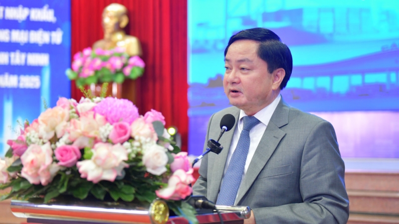 Bí thư Tỉnh ủy Nguyễn Văn Quyết cho biết, tỉnh Tây Ninh hiện có tiềm năng rất lớn với không gian phát triển được mở rộng, trở thành cực tăng trưởng mới, liên kết phát triển giữa vùng Đông Nam Bộ với vùng Tây Nam Bộ, đặc biệt là cầu nối hai nền kinh tế Việt Nam – Campuchia và các nước ASEAN. Ông mong muốn Bộ Công Thương, các cơ quan ngoại giao, các tổ chức xúc tiến thương mại và cộng đồng doanh nghiệp tiếp tục quan tâm, hỗ trợ để tỉnh Tây Ninh phát triển mạnh mẽ hơn nữa, hướng tới mục tiêu hợp tác cùng phát triển, cùng thắng lợi. “Chúng tôi cam kết tạo dựng môi trường đầu tư minh bạch, thuận lợi để doanh nghiệp an tâm phát triển lâu dài. Tất cả các doanh nghiệp đến và ở lại với Tây Ninh chắc chắn sẽ có đủ điều kiện để phát triển” - Bí thư Tỉnh ủy Nguyễn Văn Quyết nhấn mạnh
