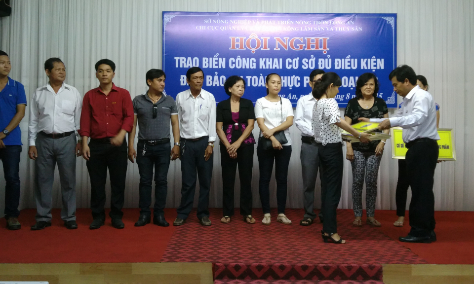 Trao biển công khai cơ sở đủ điều kiện an toàn thực phẩm 2015