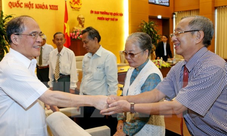 Chủ tịch Quốc hội Nguyễn Sinh Hùng gặp đại biểu An Giang các khóa