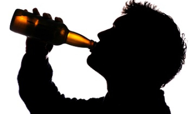 4,6% người trẻ tuổi nghiện nặng rượu bia