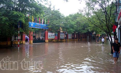 Nhiều tuyến phố Hà Nội ngập sâu, ùn tắc cục bộ sau mưa lớn
