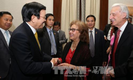 Chủ tịch nước gặp gỡ thân mật bà con Việt kiều