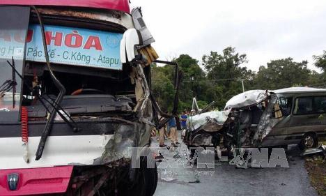 Hai ô tô chở người Việt đâm nhau tại Lào, 8 người thương vong