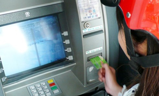 Máy ATM sẽ quét tròng mắt chủ thẻ khi cho rút tiền
