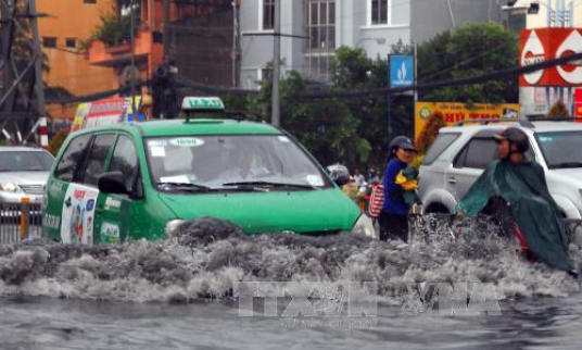 Mưa lớn gây ngập sâu nhiều tuyến phố ở TP Hồ Chí Minh