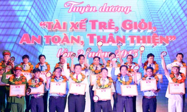 Tuyên dương 19 tài xế trẻ, giỏi, an toàn, thân thiện năm 2015