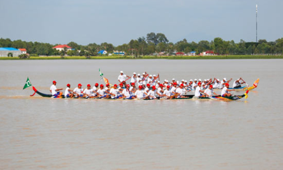 Sông Mekong thiếu nước, Campuchia hủy bỏ lễ hội đua thuyền ở thủ đô