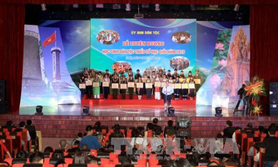 Lễ tuyên dương học sinh dân tộc thiểu số học giỏi năm 2015