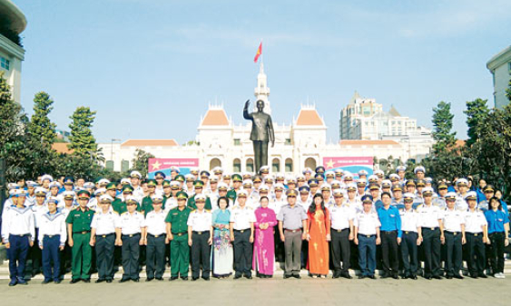 Đoàn cán bộ, chiến sĩ biên giới, biển đảo giao lưu với sinh viên TPHCM &#8211;