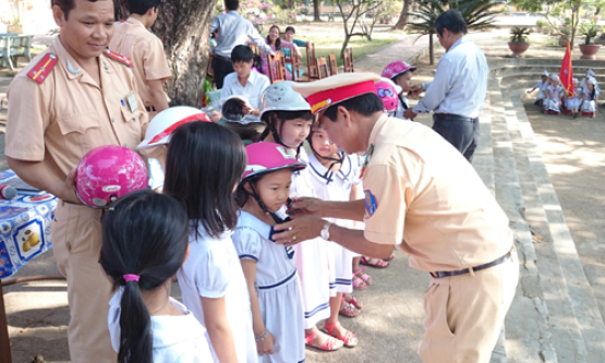 Ban an toan giao thông tỉnh Long An làm việc tại Tân Hưng