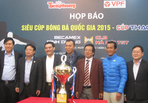 Cac thanh vien trong BTC Sieu cup Quoc gia 2015 chup anh luu niem