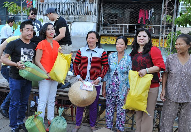 Việt Trinh, Quách Tuấn Du phát quà Tết cho người nghèo