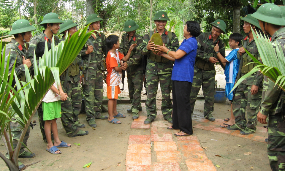 Trung Tướng Phạm Văn Dỹ, Chính ủy Bộ Tư lệnh Quân khu 7: Thăm, chúc Tết lực lượng vũ trang huyện Vĩnh Hưng