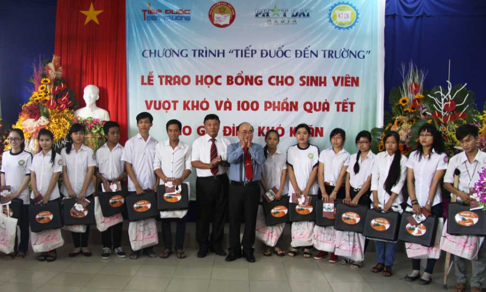 Trung ương hội khuyến học Việt Nam trao học bổng sinh viên Long An