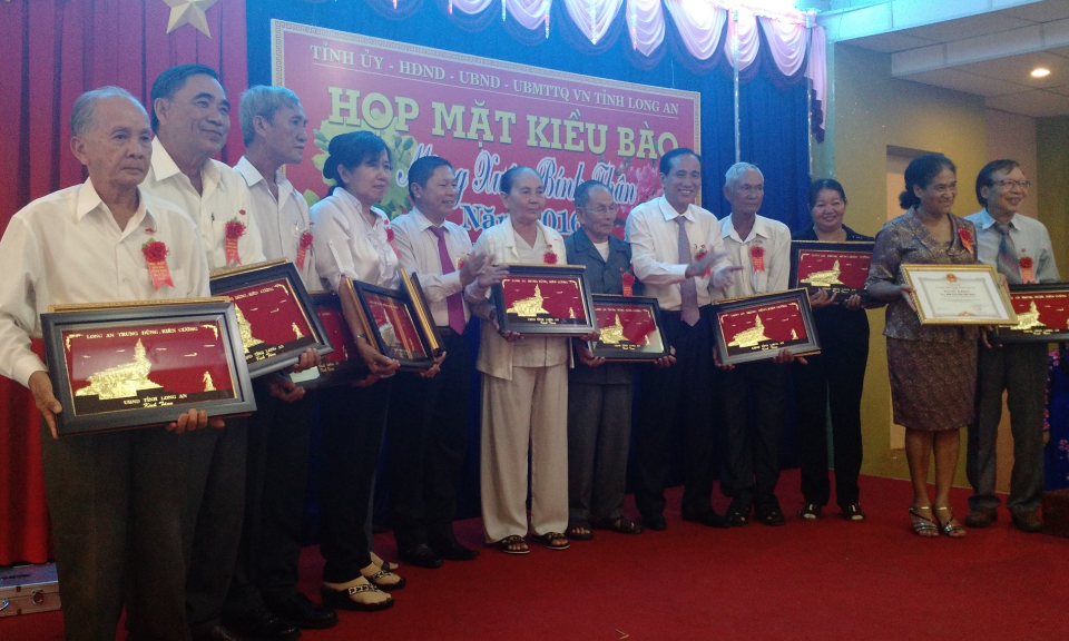 Họp mặt kiều bào mừng xuân Bính Thân 2016