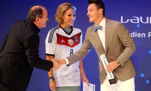 Mesut Ozil giật giải Cầu thủ xuất sắc nhất năm 2015 của Đức