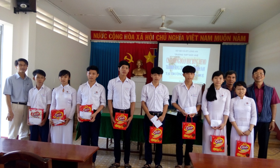 Đoàn MEMO trao 70 suất học bổng cho học sinh nghèo Đức Huệ