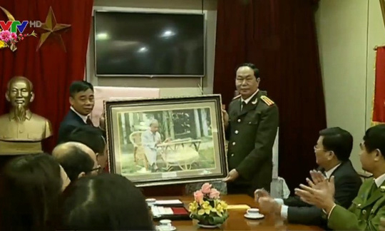 Đại tướng Trần Đại Quang dâng hương tưởng niệm Bác Hồ