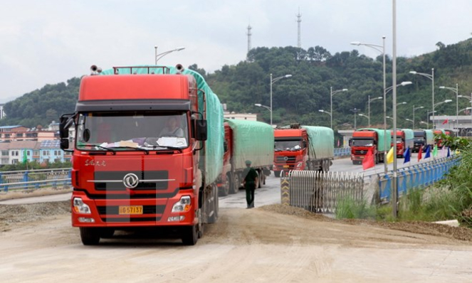 Cửa khẩu quốc tế Lào Cai xuất những lô hàng đầu tiên dịp năm mới