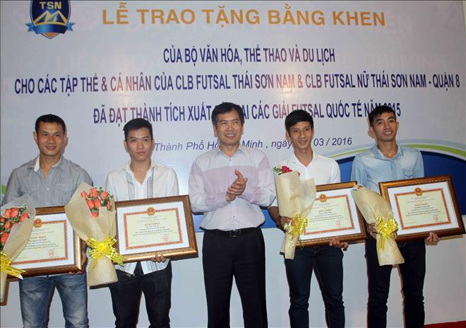 Pho Tỏng Cục truỏng Tỏng cục TDTTT Tran Duc Phan trao bang khen cho  CLB Futsal nam Thai Son Nam