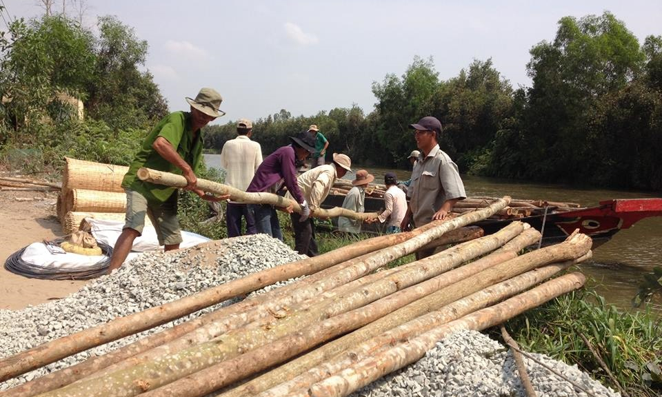 Đức Huệ: Lắp đặt ngăn mặn trên kênh bà Nua