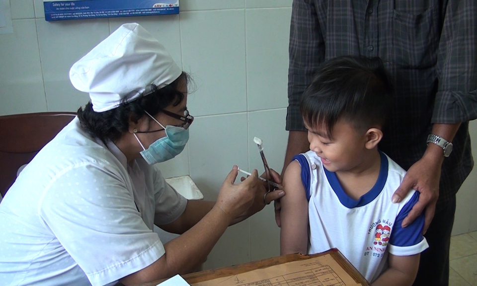 Đức Hòa: Triển khai chiến dịch tiêm vaccin Sởi-Rubella