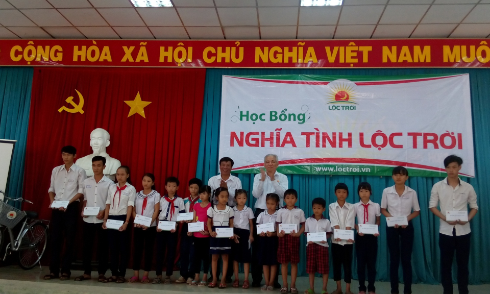 Tập đoàn Lộc Trời trao học bổng tại Đức Huệ