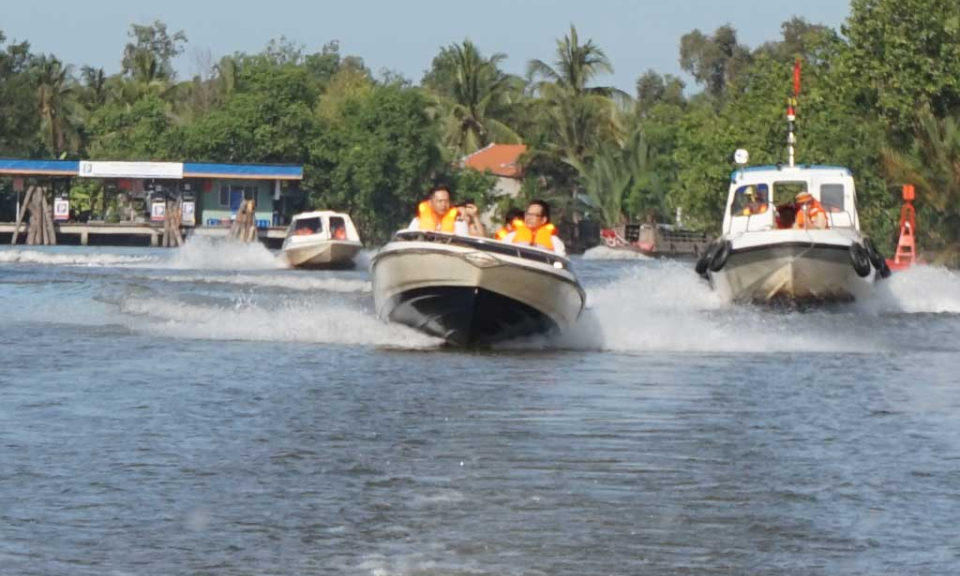 Lễ ra quân xây dựng phong trào văn hóa giao thông và bình yên sông nước