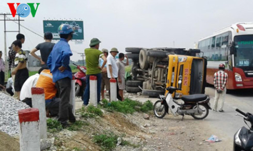 Thanh Hóa:Tàu hỏa húc xe tải văng ra QL 1A, tài xế bị thương nặng