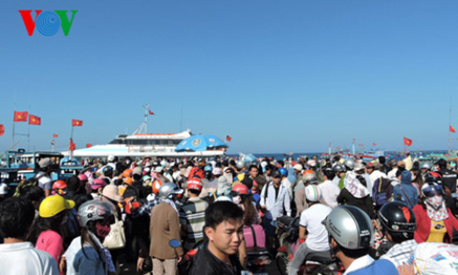 Hàng ngàn du khách chật vật rời đảo Lý Sơn