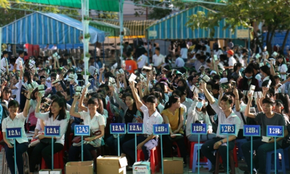 Lấy phố đi bộ Nguyễn Huệ làm &#8216;sàn catwalk&#8217;