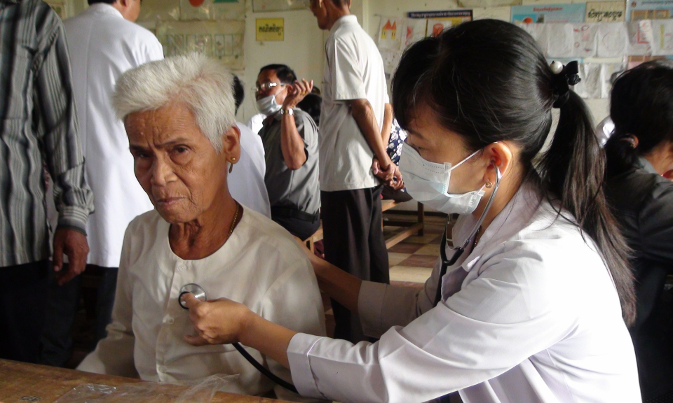 Khám bệnh, tặng quà cho dân nghèo Campuchia