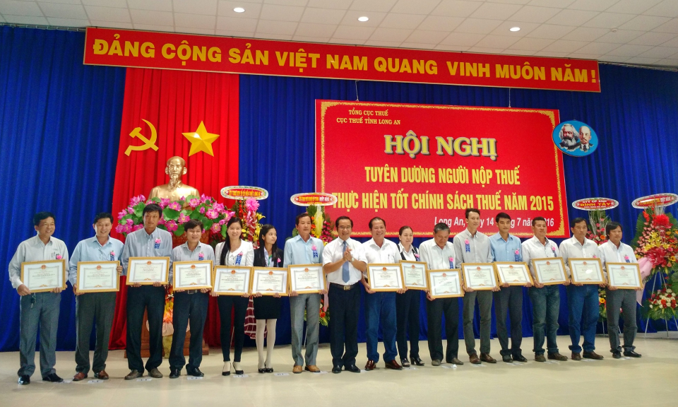 Cục thuế tỉnh tuyên dương người nộp thuế