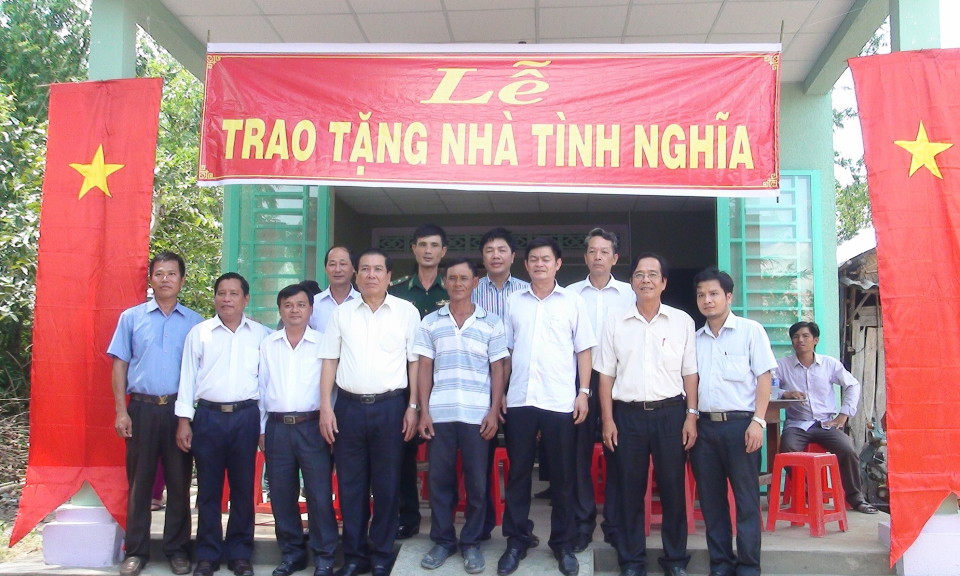 Ban nội chính trung ương trao tặng nhà tình nghĩa tại Đức Huệ