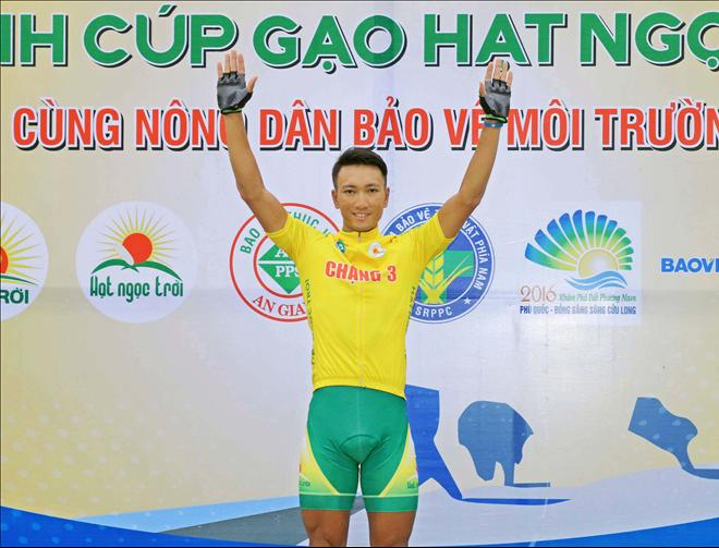 Chang 4, Giai xe dap nam DBSCL 2016 Nguyen Thanh Tam tiep tuc mac ao vang hinh anh 2