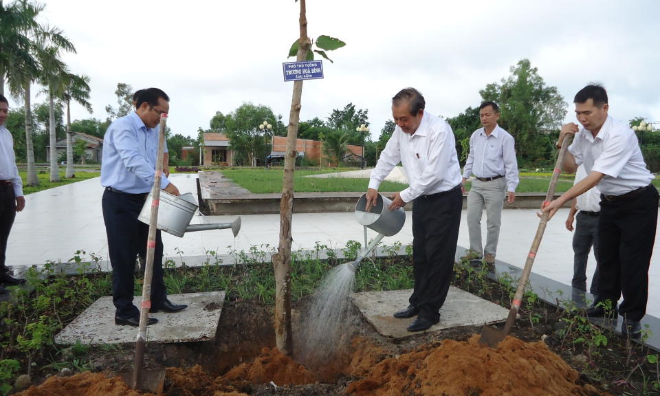 Phó thủ tướng Trương Hòa Bình trồng cây lưu niệm và thăm gia đình chính sách