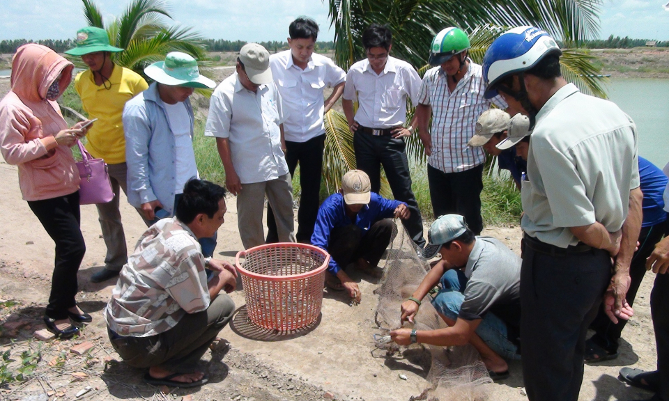 Tân Hưng: Kiểm tra tình hình nuôi thủy sản