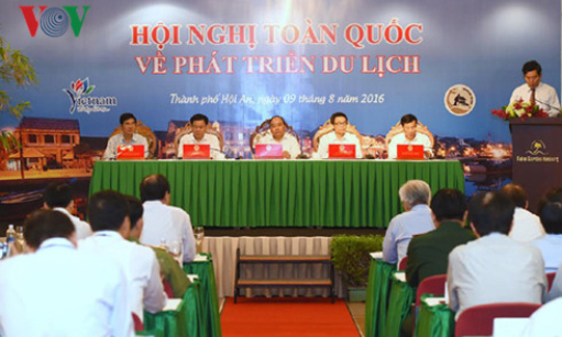 Thủ tướng Nguyễn Xuân Phúc: Du lịch phải phấn đấu đóng góp 10% vào GDP