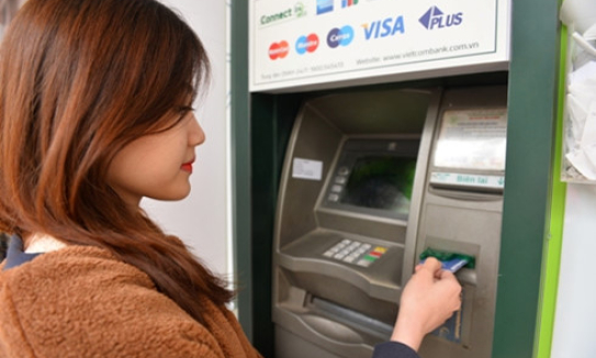 Người dân không còn phải xếp hàng chờ rút tiền tại máy ATM